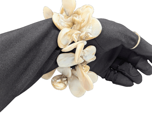 Vintage Mother-of-Pearl Shell Cluster Stretch Bracelet Vintage Mother-of-Pearl Shell Cluster Stretch Bracelet