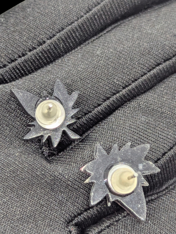 Faux Mother of Pearl Leaf Stud Earrings – Vintage Style Faux Mother of Pearl Leaf Stud Earrings – Vintage Style